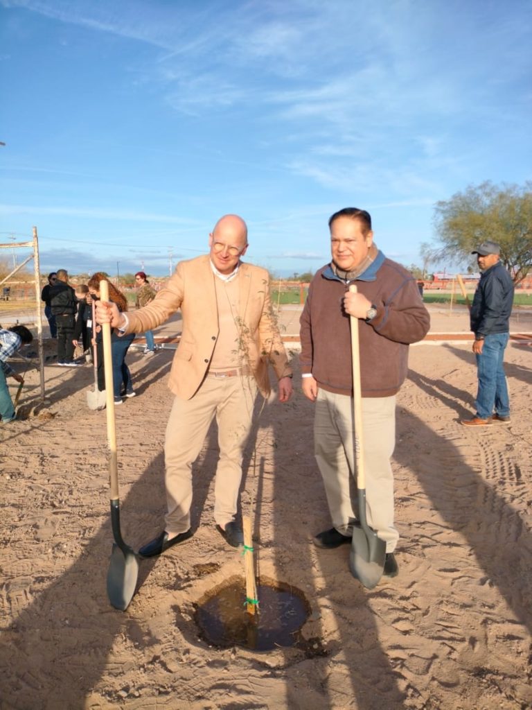 Tree planting and delegations at new Carcamo Park, Hermosillo